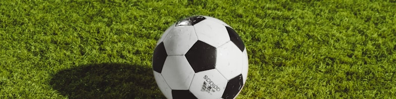 足球比赛实时比分直播界面示意图，显示球队比分和比赛数据